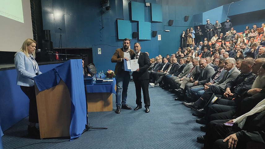 СРЕБРЕНИЦА, 11. МАРТА /СРНА/ - Свечаном сједницом Скупштине општине Сребреница, на којој су уручене општинске награде и признања појединцима и колективима заслужним за развој и афирмацију ове локалне заједнице, данас је обиљежен 11. март - Дан општине.