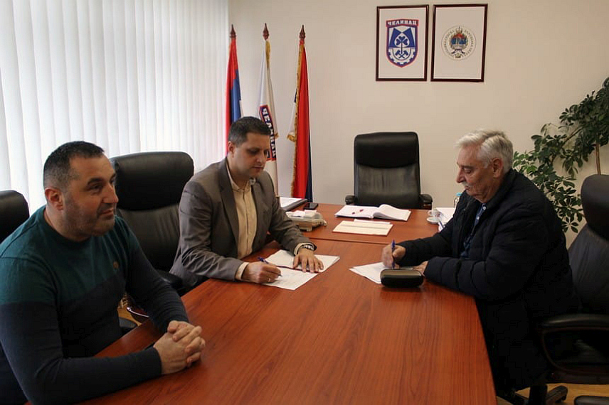 ЧЕЛИНАЦ, 11. МАРТА /СРНА/ - Начелник општине Челинац Владо Глигорић и предсједник челиначког Удружења пензионера Никола Ковачић потписали су данас уговор о додјели средстава гранта за суфинансирање пројекта материјалне помоћи пензионерима.