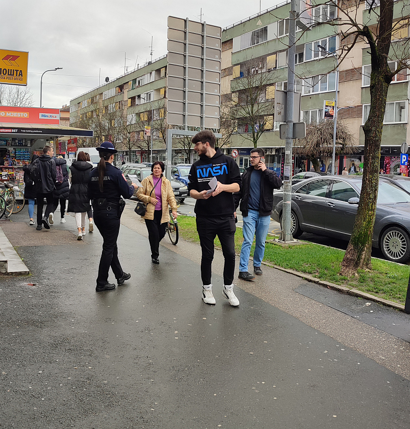 ГРАДИШКА, 11. МАРТА /СРНА/ - Полиција је данас у оквиру кампање, коју МУП Републике Српске спроводи од 15. фебруара до 31. марта у сарадњи са Развојним програмом Уједињених нација у БиХ, грађанима Градишке дијелила промотивне летке у којима их упознаје на који начин могу да предају нелегално оружје.