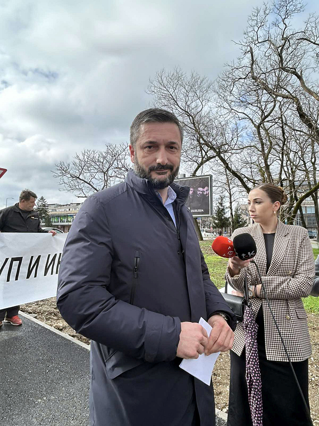 БАЊАЛУКА, 11. МАРТА /СРНА/ - Предсједник Скупштине града Бањалука Љубо Нинковић рекао је данас да је кружна раскрсница у центру града, код тржног центра "Екватор", изграђена нелегално, јер је Министарство за просторно уређење, грађевинарство и екологију укинуло грађевинску дозволу.