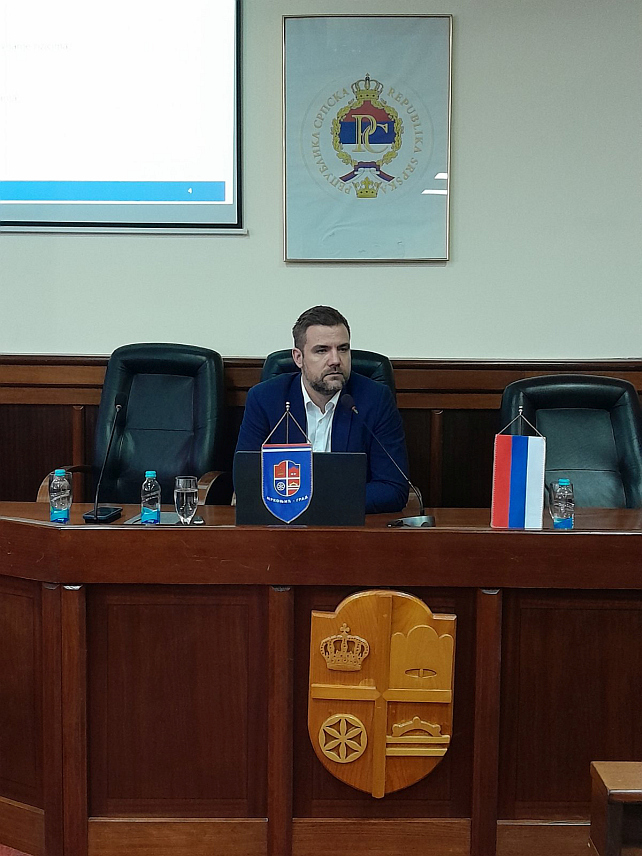 МРКОЊИЋ ГРАД, 11. МАРТА /СРНА/ - Шеф Представништва Републике Српске у Аустрији Младен Филиповић вечерас је у Мркоњић Граду представио програм "Фит фор Аустрија", чији циљ је повезивање привредника, успостављање нових пословних контаката и ефикаснији наступ на аустријском тржишту.