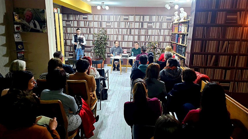 ПРЊАВОР, 11. МАРТА /СРНА/ - Добитник 70. НИН-ове награде Стево Грабовац из Бањалуке вечерас је у Народној библиотеци у Прњавору промовисао роман "Послије забаве" о заборављеној и несталој ромској дјеци током рата у БиХ.