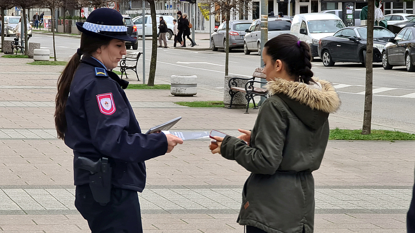ДОБОЈ, 12. МАРТА /СРНА/ - Полицијски службеници Полицијске управе Добој данас су у Добоју на платоу код раскрснице улица Светог Саве и Немањине дијелили информативни материјал у оквиру кампање "Поштуј живот, а не оружје".