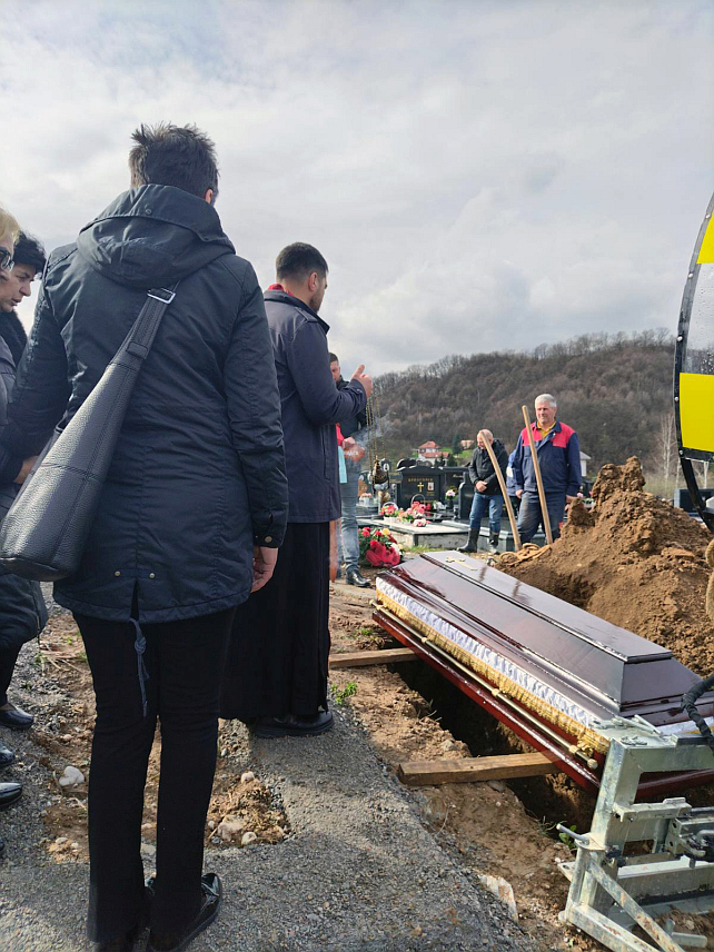 ИСТОЧНО САРАЈЕВО, 12. МАРТА /СРНА/ - Трагично преминули новинар Горан Маунага сахрањен је данас на гробљу Доњи Миљевићи у Источном Сарајеву, уз присуство великог броја пријатеља.