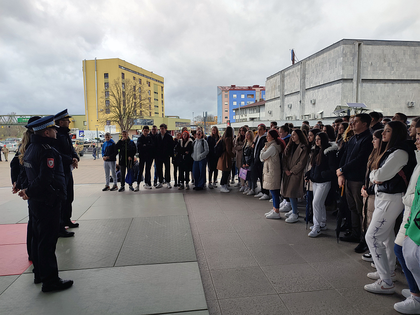 ГРАДИШКА, 12. МАРТА /СРНА/ - Представници Управе за полицијско образовање и Полицијске управе Градишка упознали су ученике о могућностима уписа у Средњу школу унутрашњих послова, као и другим детаљима који се односе на начин школовања.