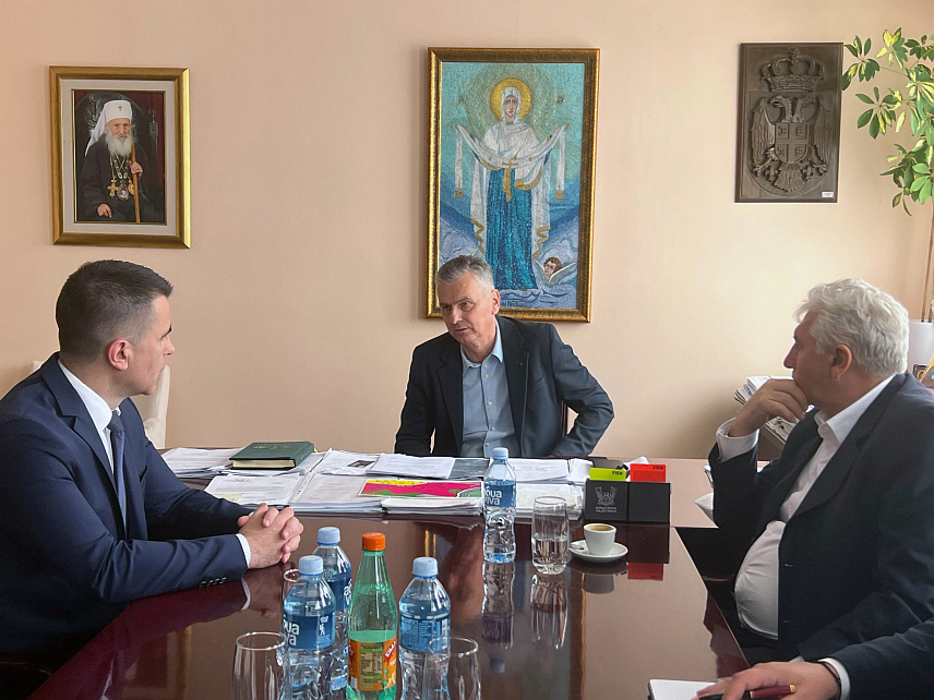 БЕОГРАД, 12. МАРТА /СРНА/ - Састанак министра без портфеља у Влади Србије задуженог са односе са дијаспором Ђорђа Милићевића са предсједником општине Чајетина Миланом Стаматовићем о пројекту организације тематских љетних кампова за дјецу из дијаспоре.