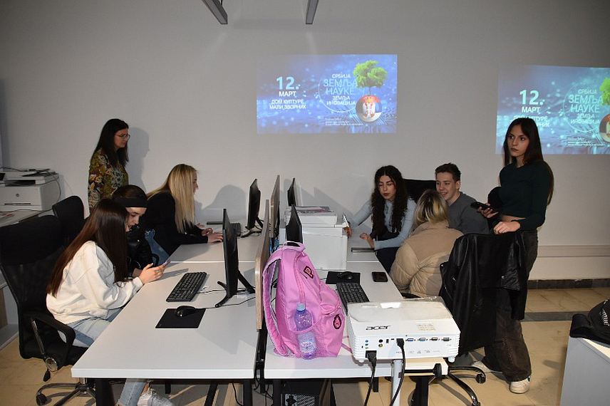 МАЛИ ЗВОРНИК, 12. МАРТА /СРНА/ - Технолошки факултет у Зворнику Универзитета у Источном Сарајеву представио је на скупу "Дан науке и иновација" у Малом Зворнику технолошку иновацију студената четврте године, заштитну кабаницу са капуљачом