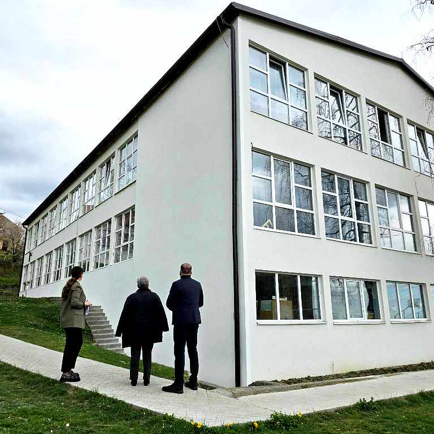 ЗВОРНИК, 13. МАРТА /СРНА/ - Градоначелник Зворника Бојан Ивановић посјетио је Основну школу "Никола Тесла" у зворничком насељу Пилица за коју је из градског буџета издвојено 12.000 КМ за санацију дијела оштећене фасаде која је угрожавала безбједност ученика и запослених.