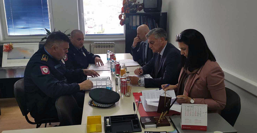 БРОД, 13. МАРТА /СРНА/ - Стање безбједности на подручју Вукосавља, Брода и Дервенте је задовољавајуће, констатовано је током разговора министра унутрашњих послова Републике Српске Синише Карана и директора Полиције Синише Кострешевића са командирима полицијских станица у овим локалним заједницама.