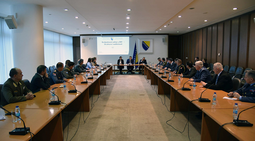 САРАЈЕВО, 13. МАРТА /СРНА/ - Министар безбједности у Савјету министара Ненад Нешић са полазницима Високих студија безбједности и одбране /ВСБО/ Војске Србије, који бораве у студијској посјети БиХ.