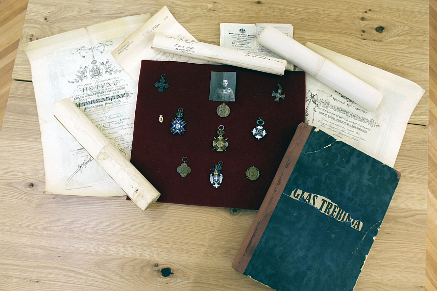 ТРЕБИЊЕ, 13. МАРТА /СРНА/ - Музеју Херцеговине у Требињу поклоњено је више вриједних предмета из заоставштине Властимира Павловића, пјесника и некадашњег главног уредника "Гласа Требиња".