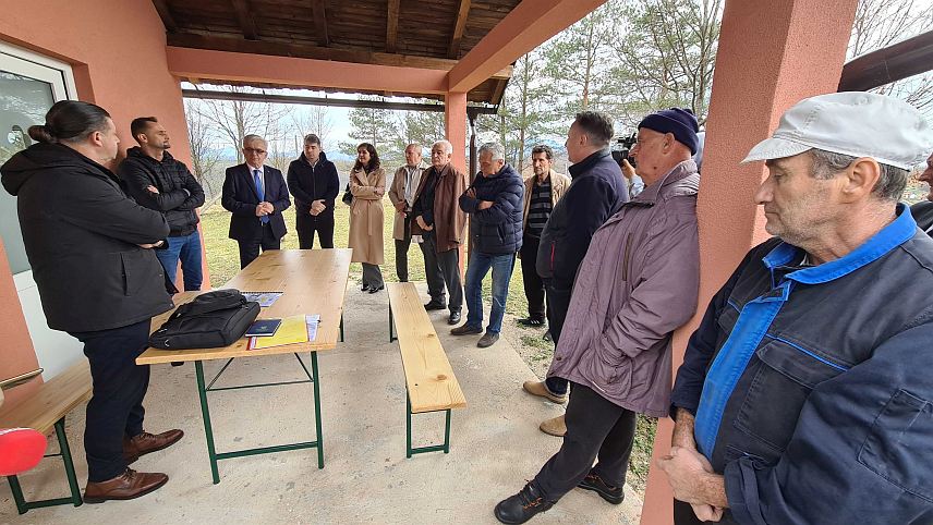 МАГЛАЈ, 13. МАРТА /СРНА/ - Министар саобраћаја и веза Републике Српске Недељко Чубриловић посјетио је данас српске повратнике у засеоку Црнојевићи у федералној општини Маглај, гдје је упознат са њиховим проблемима и инфраструктурним потребама .