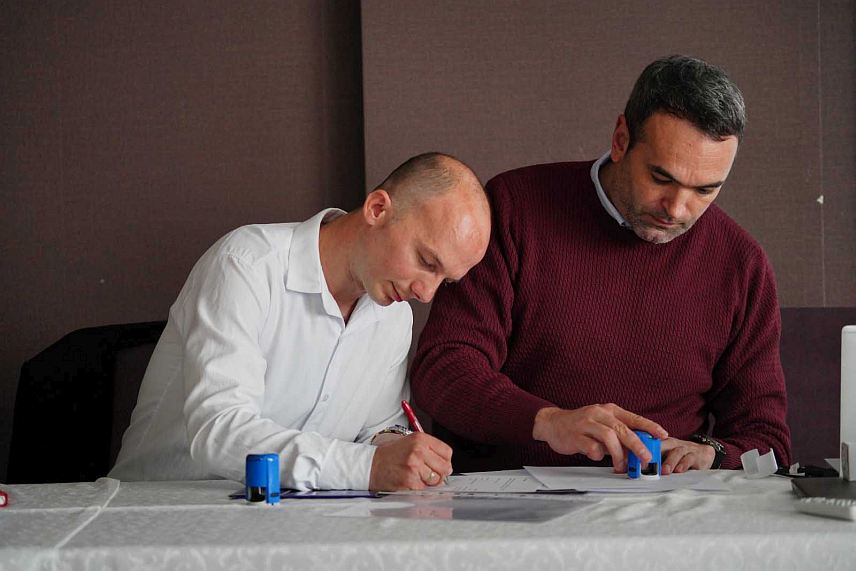 ДОБОЈ, 13.МАРТА /СРНА/ - Предсједник Организације породица заробљених , погинулих бораца и несталих цивила Града Добоја Игор Филиповић и директор Фондације "Визуелни архив српског страдања" Денис Бојић потписали су данас у Добоју Меморандум о сарадњи с циљем снимања свједочанстава о страдању Срба у Одбрамбено-отаџбинском рату.	

