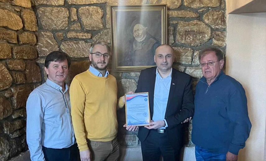 БАЊАЛУКА, 13. МАРТА /СРНА/ - Предсједник Народне партије Српске /НПС/ Дарко Бањац добитник је признања Нижњеновгородског универзитета за допринос развоју односа између Нижњег Новгорода и Републике Српске.	
