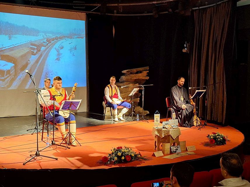 ИСТОЧНО САРАЈЕВО, 13. МАРТА /СРНА/ - Епску пјесму "Егзодус сарајевских Срба 1996", аутора Николе Никчевића, вечерас су у Источном Сарајеву премијерно извели народни гуслари Василије Ђондовић, протојереј-ставрофор Миљан Рађеновић, Стефан Савић и Немања Цуровић.