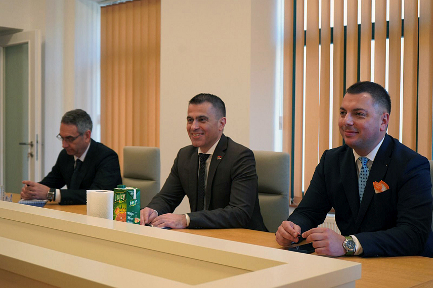 КНИН, 13. МАРТА /СРНА/ - Министар без портфеља у Влади Србије задужен са односе са дијаспором Ђорђе Милићевић посјетио је данас Србе у Книну и општинама Кистање, Бискупија, Скрадин и Ервеник на сјеверу Далмације и позвао родитеље да и овог љета пошаљу своју дјецу на кампове у Србији.