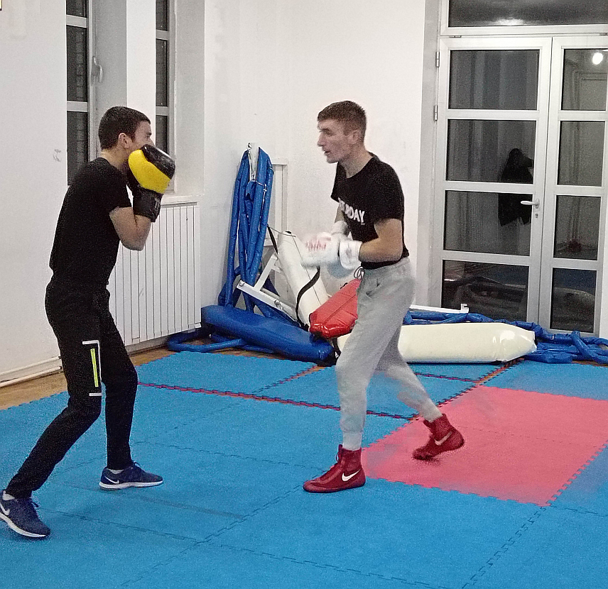 СОКОЛАЦ,13.МАРТА/СРНА/- Чланови соколачког Боксерског клуба/БК/“Гласинац“ Лука и Александар Вељовић изборили су се да наступају као репрезентативци БиХ на Првенству Европе у боксу и од њих се очекују добри резултати, рекао је Срни тренер овог клуба Предраг Бартула.