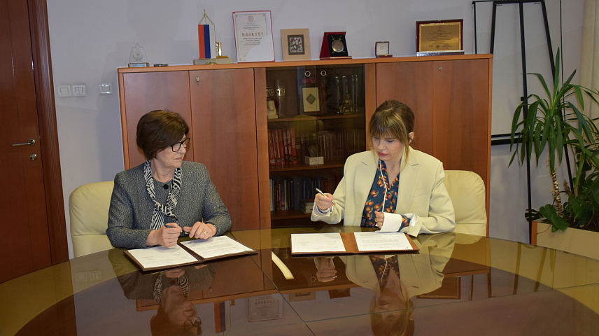 БАЊАЛУКА, 14. МАРТА /СРНА/ - Министар просвјете и културе Републике Српске Жељка Стојичић и генерални директор компаније "М:тел" Јелена Триван потписале су данас споразум о сарадњи који ће омогућити увођење услуге сигуран интернет у све основне и средње школе у Српској да би се дјеца заштитила од бројних опасности на интернету.	
