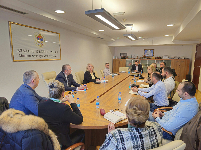 БАЊАЛУКА, 14. МАРТА /СРНА/ - Помоћник министра за ресор трговине Душанка Тегелтија разговара је данас у Бањалуци са представницима трговаца и трговачких ланаца из Републике Српске о измјенама и унапређењу Уредбе о ограничавању маржи у промету робе, којом се ограничава маржа на основне животне намирнице.