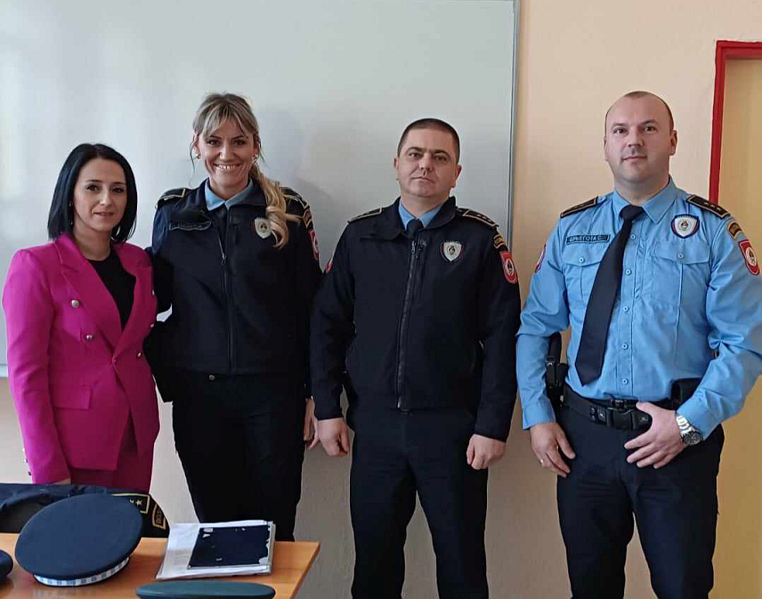 СРБАЦ, 14. МАРТА /СРНА/ - Припадници Министарства унутрашњих послова Републике Српске данас су ученицима другог разреда Центра средњих школа "Петар Кочић" из Српца презентовали план и програм рада Средње школе унутрашњих послова.
