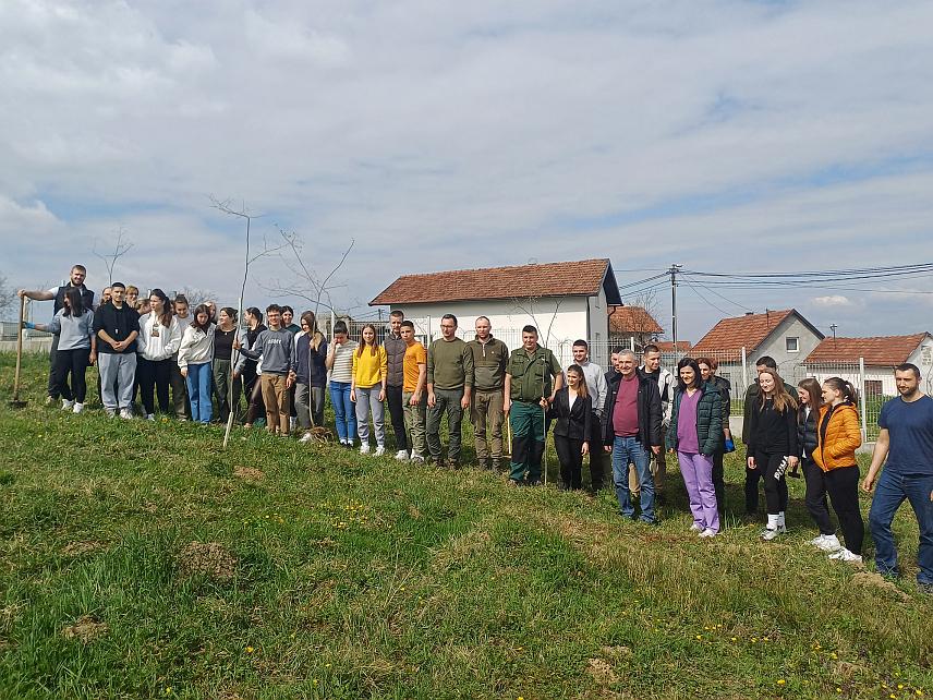 ДЕРВЕНТА, 14. МАРТА /СРНА/ У Дервенти је данас у кругу установе Геронтолошки центар засађено око 70 садница, углавном липе, које је обезбиједила Шумска управа Дервента.