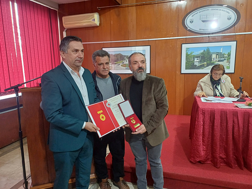 ДЕРВЕНТА, 14. МАРТА /СРНА/ - Црвени крст Републике Српске додијелио је признања "Златни знак" истакнутим волонтерима из Дервенте Пери Ђурићу и Жељку Каиновићу, а захвалницу дервентском предузећу "Фрукта трејд" за дугогодишње помагање градске организације Црвеног крста.