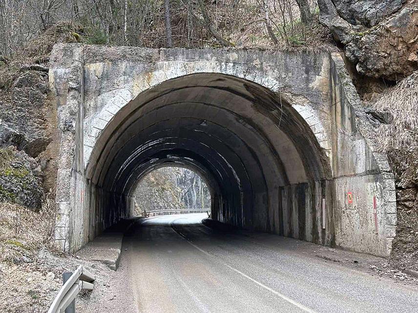 ФОЧА, 14. МАРТА /СРНА/ - Радови на тунелу на магистралном путу Фоча-Сарајево теку добром динамиком и могли би да буду завршени и прије предвиђеног рока 29. марта, речено је Срни у предузећу "Србињепутеви", које је извођач.