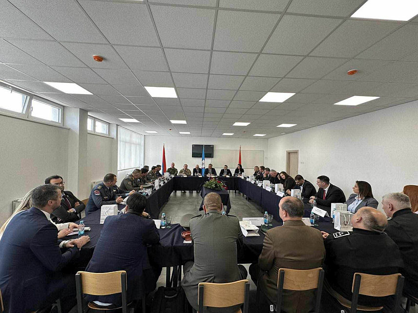 БАЊАЛУКА, 14. МАРТА /СРНА/ - Састанак министра унутрашњих послова Синише Карана и директора полиције Српске Синише Кострешевића са полазницима 13. класе Високих студија безбедности и одбране из Србије.