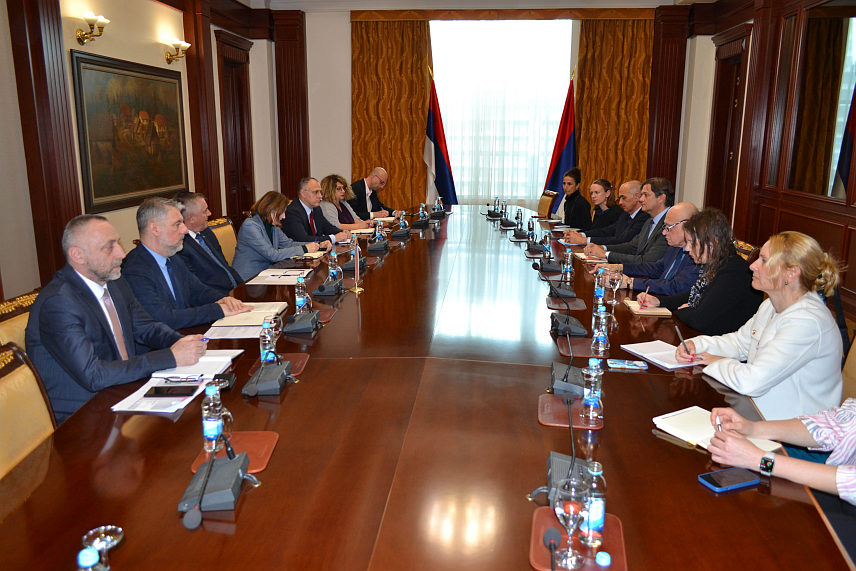 БАЊАЛУКА, 14. МАРТА /СРНА/ - Предсједник Владе Републике Српске Радован Вишковић разговарао је у Бањалуци са регионалним директором Свјетске банке Михaлом Рутковским.