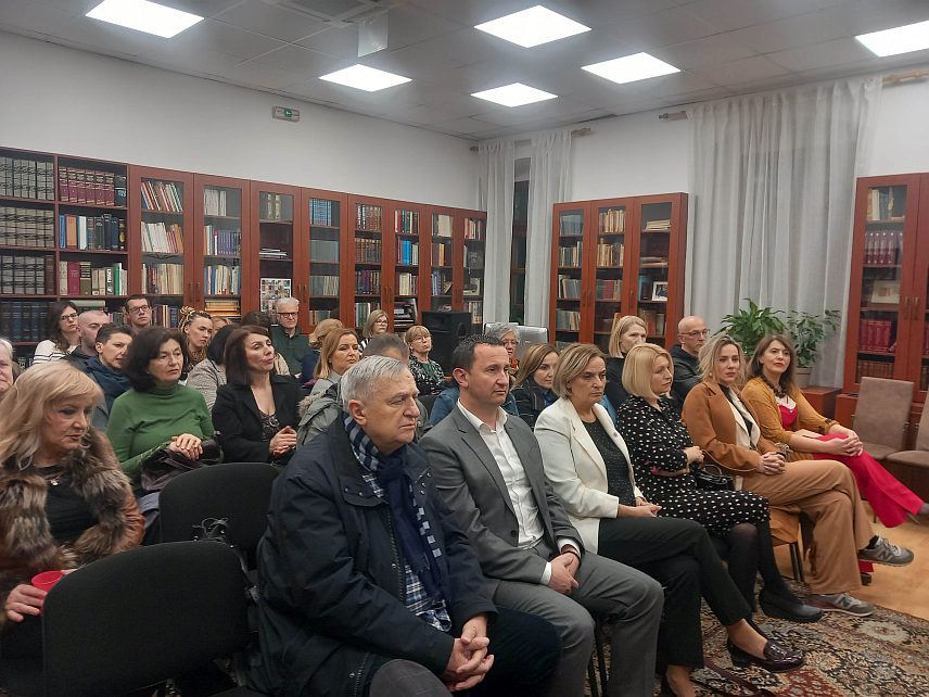 ТРЕБИЊЕ, 14.МАРТА /СРНА/ - У Народној библиотеци Требиње вечерас је промовисан роман "Послије забаве" књижевника Стева Грабовца добитника престижне НИН-ове награде за овај роман.