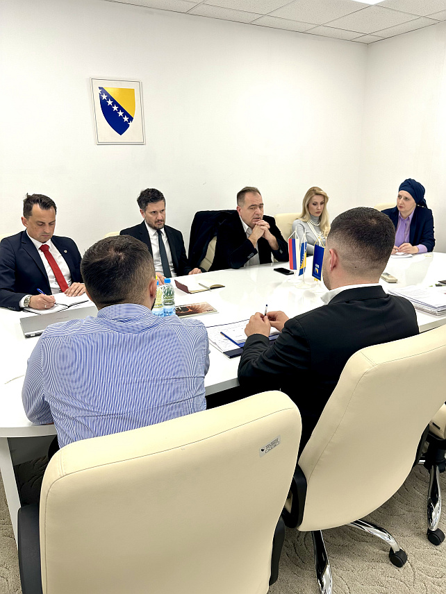 САРАЈЕВО, 15. МАРТА /СРНА/ - Вршилац дужности директора Агенције за унапређење страних инвестиција Марко Кубатлија и директор Агенције за рад и запошљавање БиХ Иван Барбалић разговарали су у Сарајеву о сарадњи и будућим активностима у области унапређења статуса радника у БиХ.