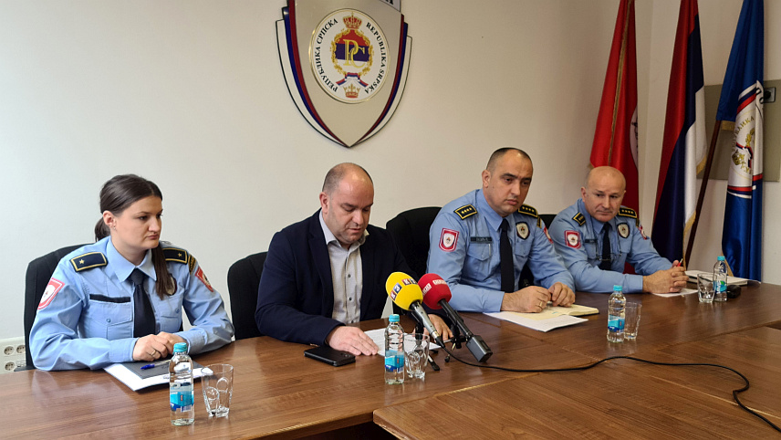 ДОБОЈ, 15. МАРТА /СРНА/ - Начелник Сектора криминалистичке полиције у Полицијској управи Добој Драган Сушић, начелник Сектора полиције Боро Зарић и замјеник начелника Полицијске управе Добој Предраг Лазић на конференцији за новинаре.