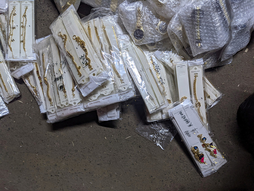 БАЊАЛУКА, 15. МАРТА /СРНА/ - Службеници Управе за индиректно опорезивање /УИО/ БиХ из Градишке привремено су одузели већу количину женских ручних сатова и различитог накита, чија се вриједност процјењује на износ од 1.175.700 КМ.