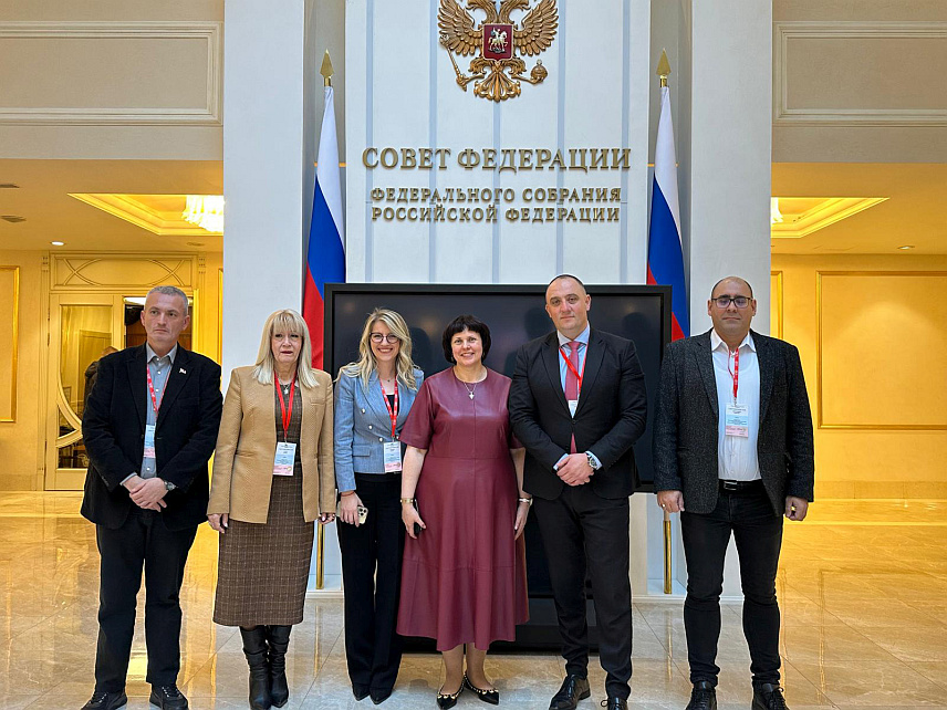 БЕОГРАД, 15. МАРTА /СРНА/ - Делегација Скупштине Србије коју чине српски посланици Милимир Вујадиновић и Владимир Ђукановић из Српске напредне странке, Бојан Tорбица из Покрета социјалиста, Лидија Шарац из Српске народне партије и Дијана Радовић, биће посматрачи на изборима за предсједника Русије.