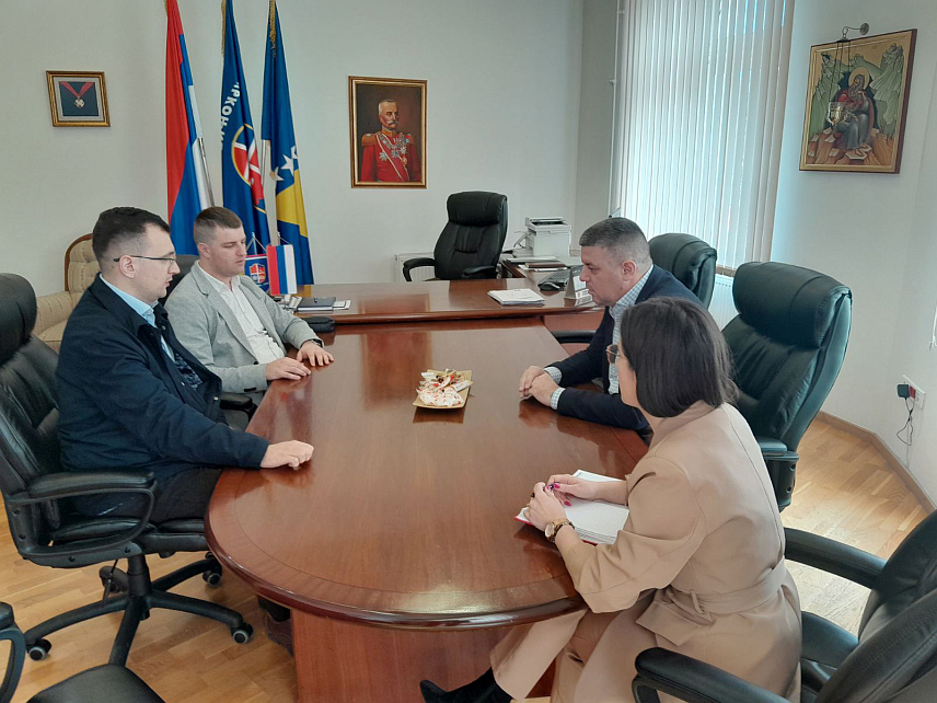 МРКОЊИЋ ГРАД, 15. МАРТА /СРНА/ - Начелник општине Мркоњић Град Драган Вођевић организовао је данас пријем за три докторанда који су остварили право на једнократну новчану помоћ од општине Мркоњић Град у износу од 2.000 КМ.