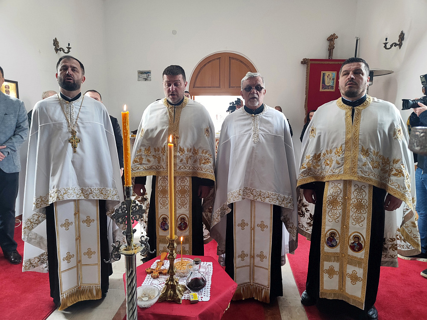 ХАЏИЋИ, 15. МАРТА /СРНА/ - У Цркви Рођења Пресвете Богородице у Хаџићима данас је служен парастос за сарајевске Србе погинуле у протеклом рату, којем је присуствовала делегација Града Источно Сарајево.