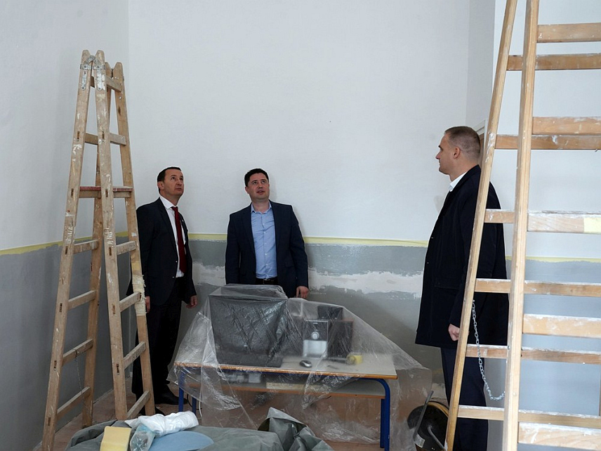 TРЕБИЊЕ, 15. МАРTА /СРНА/ - Градоначелник Требиња Мирко Ћурић обишао је данас подручну основну школу у Дражин Долу, у којој је у току реконструкција просторија коју финансира град Требиње уз подршку Владе Републике Српске.