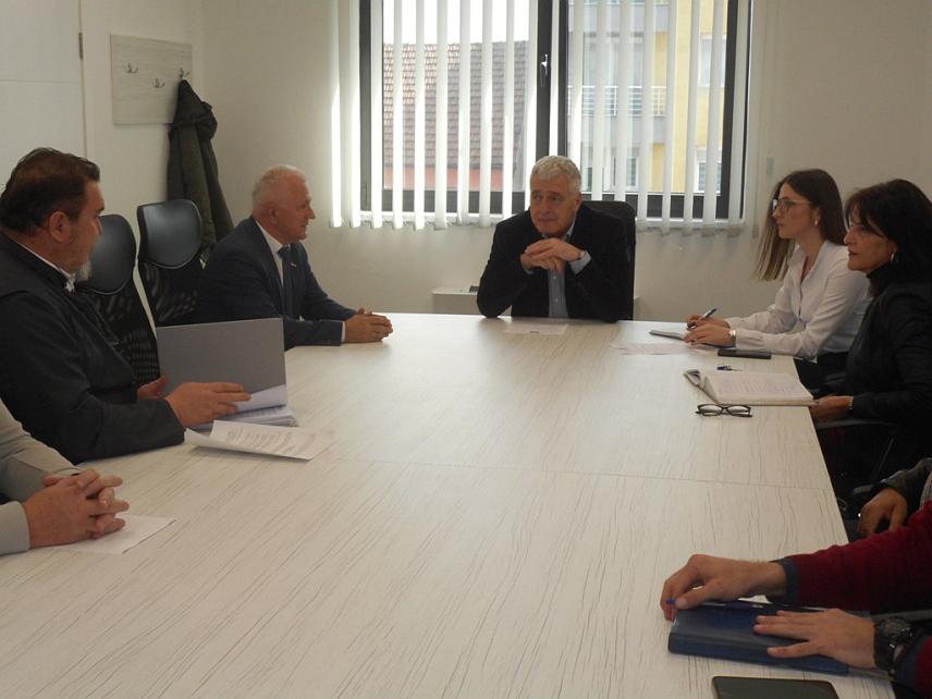 БРАТУНАЦ, 15. МАРТА /СРНА/ - Начелник општине Братунац Лазара Продановића и предсједник Одбора за помоћ Србима на Косову и Метохији Милорад Арлов - састанак.