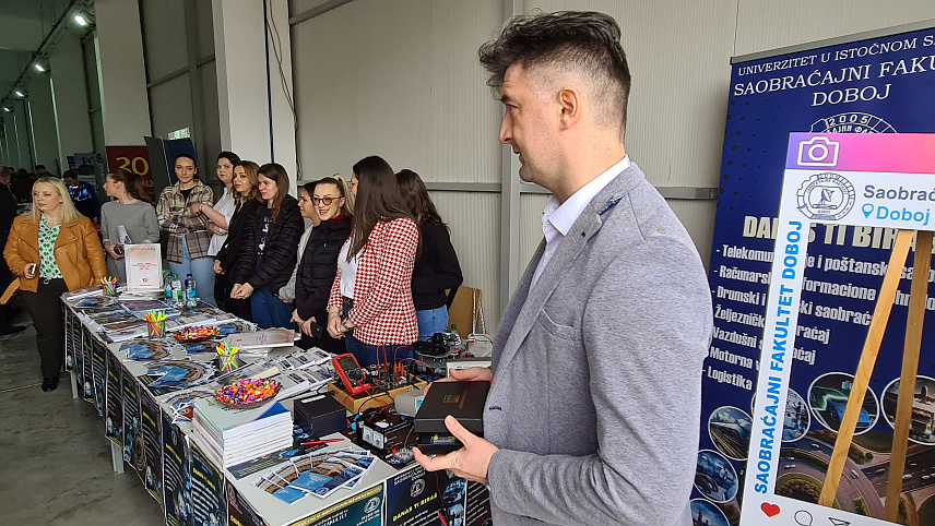 ДОБОЈ, 15. МАРТА /СРНА/ - На Саобраћајном факултету у Добоју данас су ученицима трећих и четвртих разреда средњих школа представљене могућности студирања на неком од факултета у оквиру Универзитета у Источном Сарајеву.