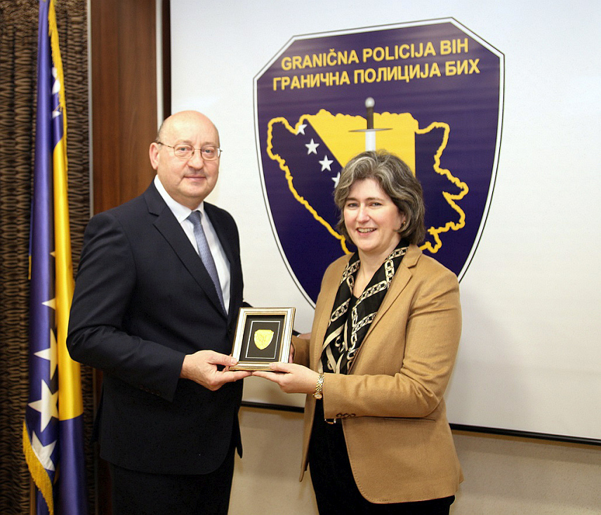 САРАЈЕВО, 15. МАРТА /СРНА/ - Директор Граничне полиције БиХ Мирко Купрешаковић уручио је данас замјенику шефа мисије у Амбасади САД у БиХ Дебори Менути Златну плакету у знак захвалности за подршку, те ју је упознао о активностима ове полицијске агенције у борби против незаконитих миграција преко територије БиХ.