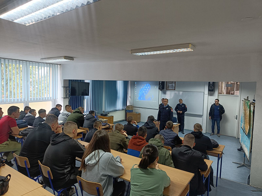 КОТОР ВАРОШ, 15. МАРТА /СРНА/ – Припадници Министарства унутрашњих послова Републике Српске данас су ученицима другог разреда Средњошколског центра "Никола Тесла" из Котор Вароша презентовали план и програм рада Средње школе унутрашњих послова.