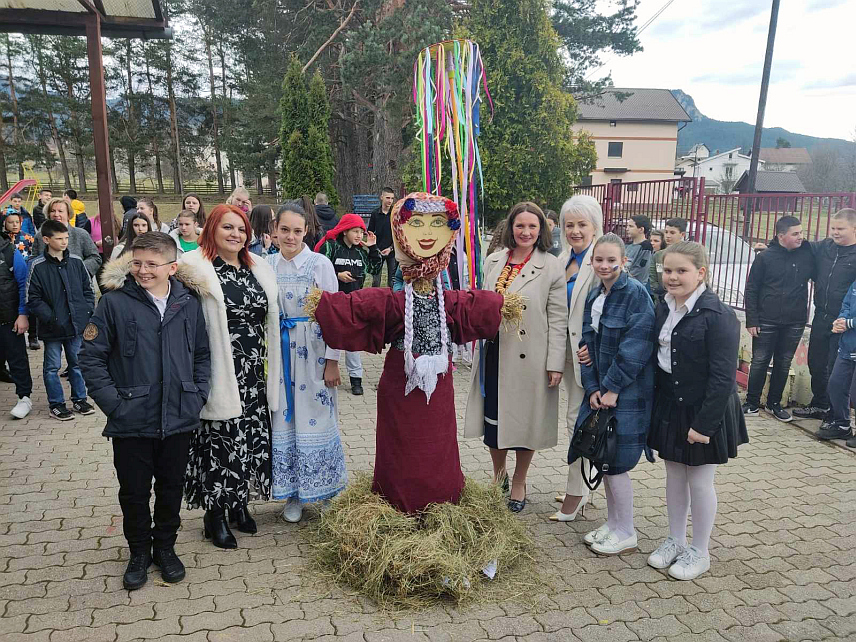 ПАЛЕ, 15. МАРТА /СРНА/ - Основна школа "Мокро" у Мокром данас је богатим културно-умјетничким програмом обиљежила руски празник Масленица који означава почетак Васкршњег поста, а симболизује испраћање зиме и дочекивање прољећа.
