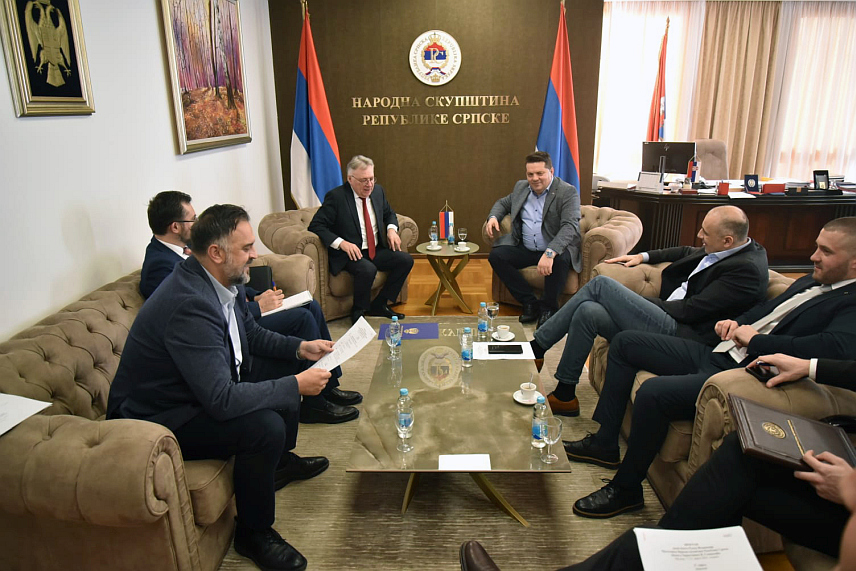 БАЊАЛУКА, 15. МАРТА /СРНА/ - Делегација Народне скупштине Републике Српске разговарала је данас у Бањалуци са амбасадором Русије у БиХ Игором Калабуховом о предстојећој посјети делегације парламента Српске Руској Федерацији, која је предвиђена за наредну седмицу.