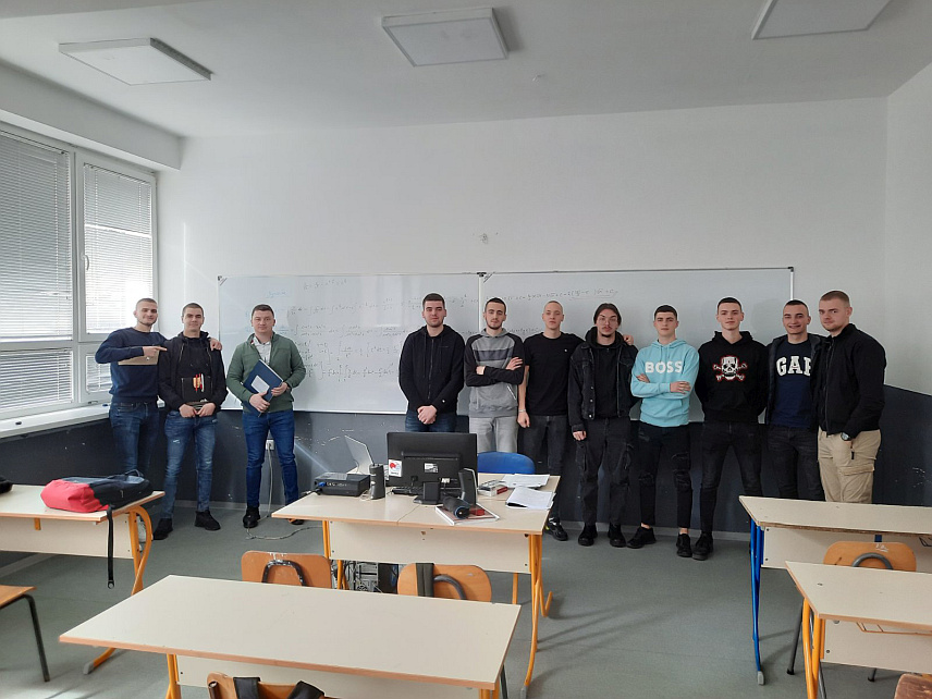 МРКОЊИЋ ГРАД, 15. МАРТА /СРНА/ - Друштво математичара града Бањалука донирало је двије савремене школске табле Активу професора математике у Мркоњић Граду.