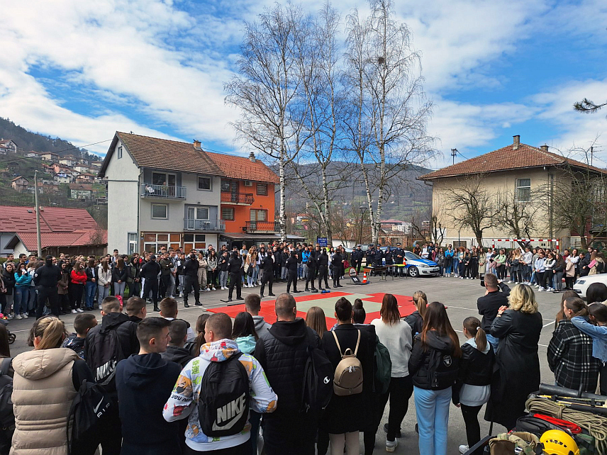 ФОЧА, 15. МАРТА /СРНА/ - Припадници Министарства унутрашњих послова Републике Српске упознали су данас фочанске средњошколце о условима уписа у Средњу школу унутрашњих послова у Бањалуци.