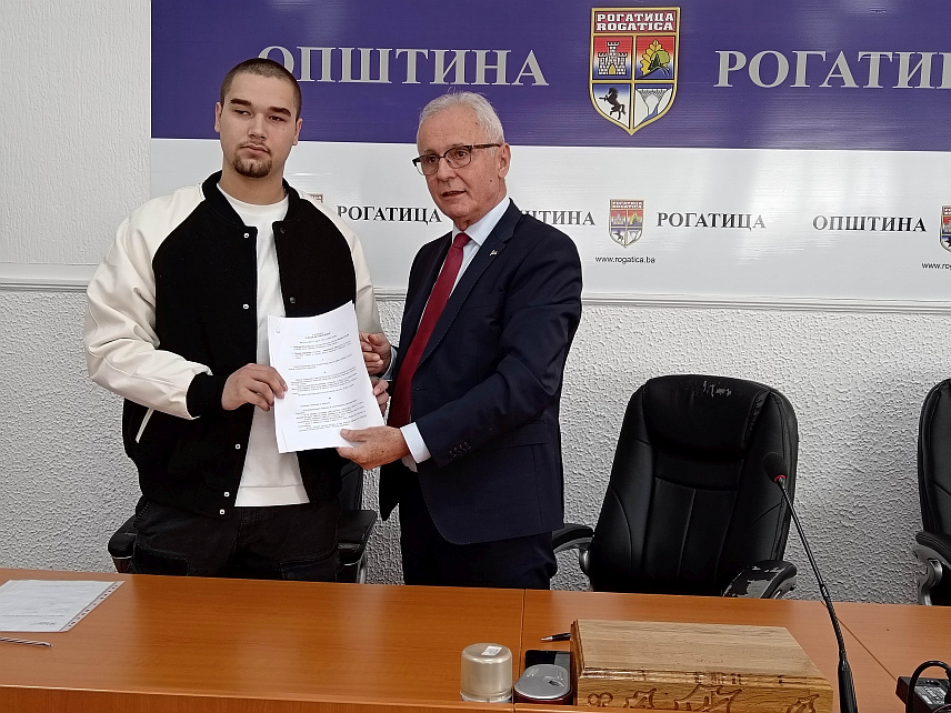 РОГАTИЦА, 15. МАРTА /СРНА/ - Начелник општине Рогатица Милорад Јагодић потписао је данас уговоре о стипендирању са 117 студената који ће мјесечно примати по 150 КМ.