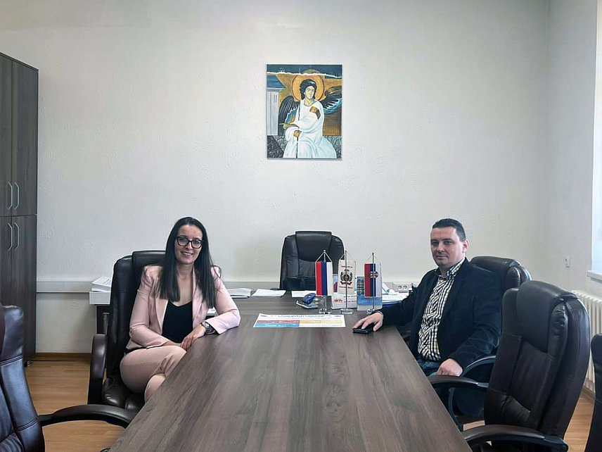 ДРВАР, 15. МАРТА /СРНА/ - Начелник општине Дрвар Душица Рунић данас је разговарала са министром привреде Ливањског кантона Мирославом Јаглицом о учешћу Дрвара на сајмовима у Бањалуци и Мостару, речено је Срни у овој локалној заједници.