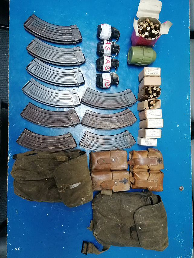 ПРИЈЕДОР, 16. МАРТА / СРНА/ - Претресом породичне куће осумњиченог Ж.М. из Крупе на Уни, уз сагласност тужиоца Окружног јавног тужилаштва Приједор и по наредби судије приједорског Окружног суда, пронађено је пет оквира за аутоматску пушку, 282 метка различитог калибра, четири ручне бомбе и други предмети.