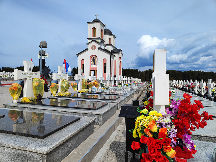 СОКОЛАЦ, 16. МАРТА /СРНА/ - На Војничком спомен-гробљу "Нови Зејтинлик" на Сокоцу у току је помен погинулим српским борцима поводом обиљежавања 28 година од егзодуса 120.000 сарајевских Срба, у организацији Одбора за његовање традиције ослободилачких ратова владе Републике Српске.