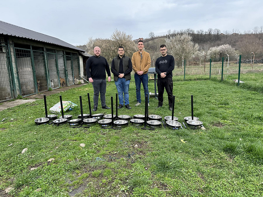 БАЊАЛУКА, 16. МАРТА /СРНА/ - Представници Форума младих СПС-а на челу са предсједником Миланом Унчанином уручили су данас 10 хранилица и храну за псе бањалучком Удружењу грађана "Кербер".